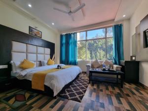 um quarto com uma cama grande e uma janela grande em Hotel Stay Well em Banikhet