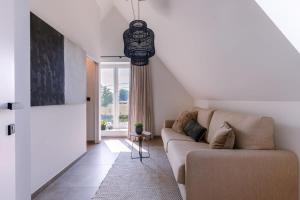 - un salon avec un canapé et une fenêtre dans l'établissement Nadia - Family room at ranch "De Blauwe Zaal", à Bruges