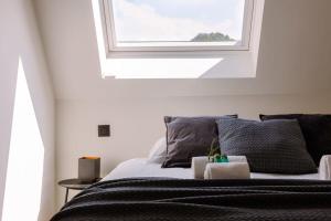 - une chambre avec un lit et une fenêtre dans l'établissement Nadia - Family room at ranch "De Blauwe Zaal", à Bruges