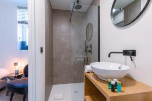 uma casa de banho com um lavatório e um chuveiro em Quick - Charming double room at ranch "De Blauwe Zaal" em Bruges