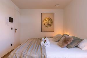 um quarto com uma cama com duas toalhas em Quick - Charming double room at ranch "De Blauwe Zaal" em Bruges