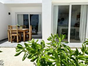 Patio nebo venkovní prostory v ubytování Beachfront White Pearl Suite ZanzibarHouses