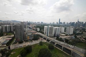 een luchtzicht op een stad met een snelweg en gebouwen bij NeuSuites Two Bedroom in Kuala Lumpur