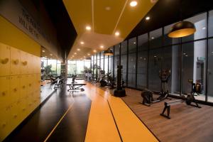 een fitnessruimte met loopbanden en crosstrainers in een gebouw bij NeuSuites Two Bedroom in Kuala Lumpur
