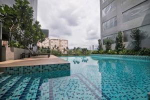 een zwembad voor een gebouw bij NeuSuites Two Bedroom in Kuala Lumpur
