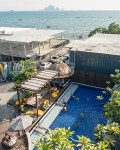 una vista panoramica su una piscina con persone in acqua di Sea Beach Hostel & Club AoNang Beachfront ad Aonang Beach
