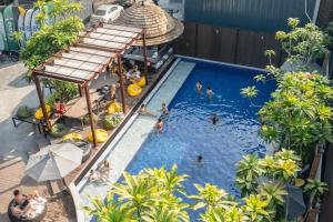 奥南海滩Sea Beach Hostel & Club Beachfront 18-39 years only的游泳池的顶部景色,里面的人