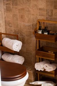 ein Bad mit WC und einigen Handtüchern in der Unterkunft Domeniul Drăgași 