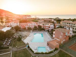 una vista aérea de un complejo con piscina en Ferienhotel Maristella, en Algajola