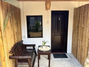 una stanza con una porta, una sedia e un tavolo di Ô Calme Guesthouse a San Vicente
