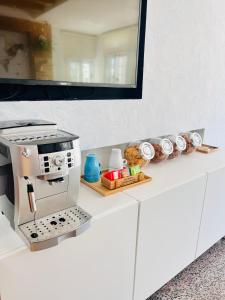 una cucina con macchinetta del caffè e prodotti da forno su un bancone di 墾丁儷庭民宿Li Ting B&B a Kenting