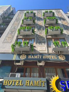 イスタンブールにあるHamit Hotelの横に植物がある建物