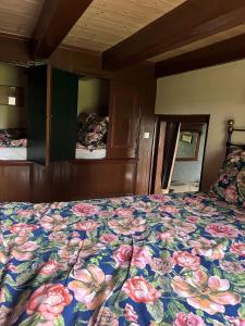 een slaapkamer met een bed met een bloemenbed bij De Middelste Dam 