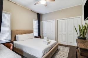 1 dormitorio con 1 cama, 1 mesa y 2 ventanas en Jefferson Rental, en Lafayette
