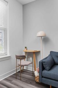 Istumisnurk majutusasutuses CozySuites Spacious 1BR Near Whole Foods