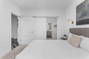 Voodi või voodid majutusasutuse CozySuites Spacious 1BR Near Whole Foods toas