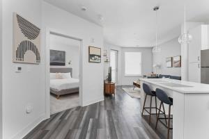 Voodi või voodid majutusasutuse CozySuites Spacious 1BR Near Whole Foods toas +24 fotot