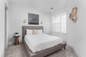 Voodi või voodid majutusasutuse CozySuites Spacious 1BR Near Whole Foods toas