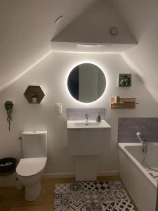 une salle de bain avec toilettes, lavabo et baignoire dans l'établissement Maisonnette La petite Jeanne, à Boves 28 autres photos