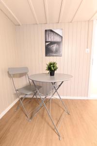una mesa y una silla en una habitación en Alter Zoll en Teufen