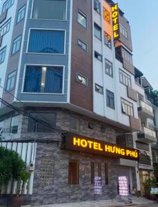ein Hotel mit einem hoteleigenen Pub vor einem Gebäude in der Unterkunft Hưng Phú Hotel HCM in Ho-Chi-Minh-Stadt
