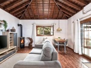 un soggiorno con divano e tavolo di Casa Pedrito - Cozy House, dreamy Terrace & Sea views a Los Llanos de Aridane