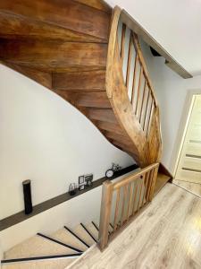 una escalera de madera en una casa con suelo de madera en discovAIR Traben-Trarbach - Ferienhaus für 6 Personen mit Netflix, en Traben-Trarbach