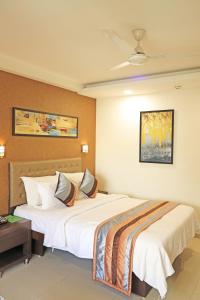 Postel nebo postele na pokoji v ubytování Click Hotel Yuvraj