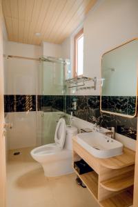 a bathroom with a toilet and a sink and a shower at BLUE OCEAN VILLA in Cu Lao Thu