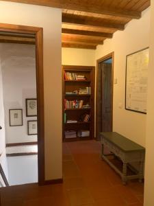 Zimmer mit einem Tisch und einem Bücherregal in der Unterkunft Apartment on 2 floors for 2 to 4 guests in Donnini