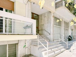 een gebouw met trappen ervoor bij Quiet home in Katehaki metro. in Athene