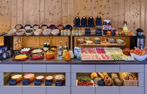 ein Buffet mit vielen verschiedenen Arten von Speisen vorhanden in der Unterkunft Hotel am See in Regensburg