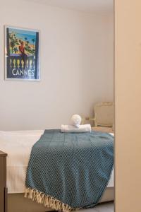 - une chambre avec un lit et une photo sur le mur dans l'établissement Palm Beach - swimming pool - beach at few steps, à Cannes