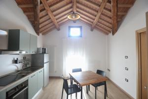 una cucina con tavolo e sedie in una stanza di Residence Superstar a San Martino di Lupari