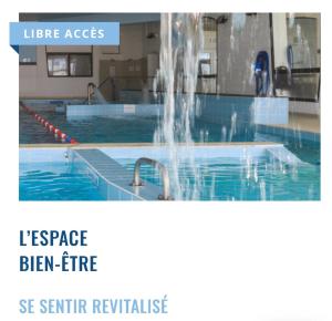 una piscina con una fuente de agua. en Appartement calme à deux pas de la mer, en Saintes-Maries-de-la-Mer