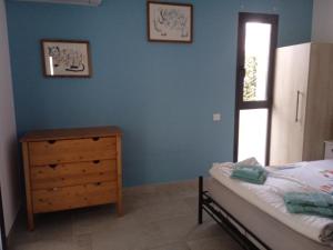 um quarto com uma cama, uma cómoda e uma janela em le clos du ventoux em Malaucène