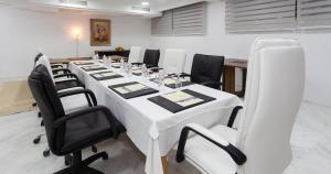 una sala conferenze con un lungo tavolo e sedie di El Mouradi Palace a Port El Kantaoui
