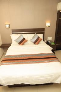 Postel nebo postele na pokoji v ubytování Click Hotel Yuvraj