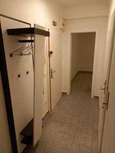 een lege hal met een deur en een kamer met een gang bij Apartment near Downtown in Wenen