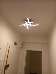 een plafondlamp met een plafondventilator in een kamer bij Apartment near Downtown in Wenen