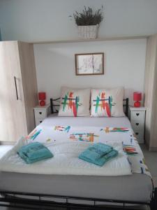 - une chambre avec un grand lit blanc et des oreillers dans l'établissement le clos du ventoux, à Malaucène