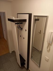 een badkamer met een spiegel en een deur bij Apartment near Downtown in Wenen