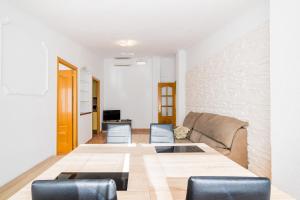 uma sala de estar com um sofá e uma mesa em ALEGRIA ID39 em Torrevieja