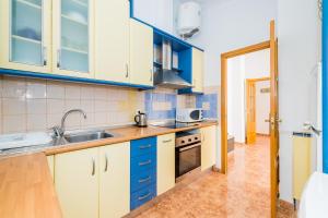 uma cozinha com armários azuis e um lavatório em ALEGRIA ID39 em Torrevieja