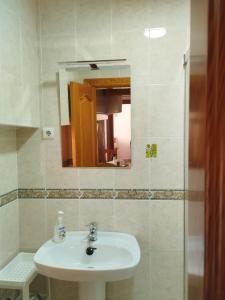 une salle de bains avec un lavabo et un miroir dans l'établissement La Casa del Jazmín, à Benalmádena