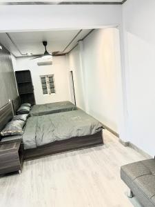 1 dormitorio con 1 cama grande en una habitación en HOMESTAY ĐỒI GIÓ en Ấp Khánh Phước (1)