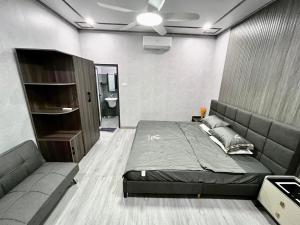 Giường trong phòng chung tại HOMESTAY ĐỒI GIÓ