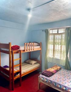 1 dormitorio con 2 literas y ventana en GREEN HILLS en Cherrapunji