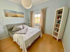 Giường trong phòng chung tại discovAIR Graal-Müritz -Villa Victoria- Strandnah mit Netflix