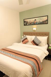 Postel nebo postele na pokoji v ubytování Click Hotel Yuvraj